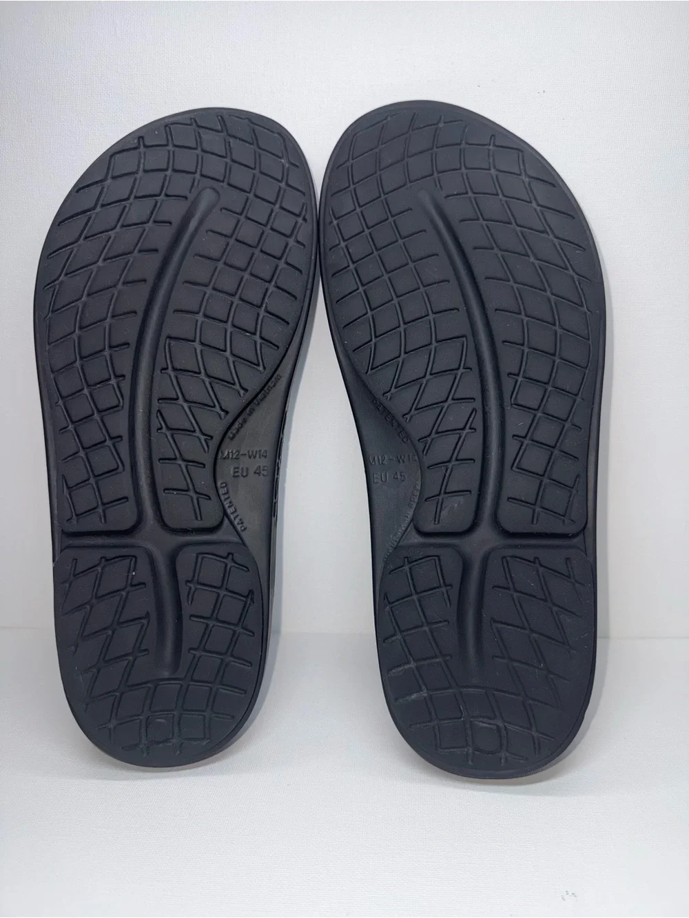 OOFOS Black Men's Comfort Recovery Flip-Flops